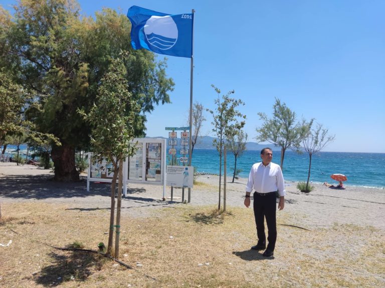 Καλαμάτα: Αναρτήθηκαν οι 4 Γαλάζιες Σημαίες στις παραλίες του Δήμου