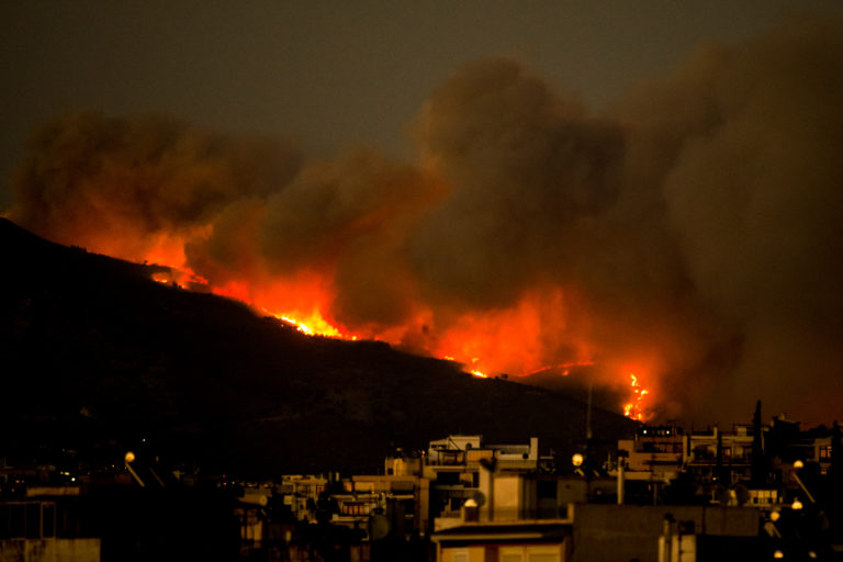 Φωτιά στην Πεντέλη: Έκλεισαν τμήματα της Αττικής Οδού