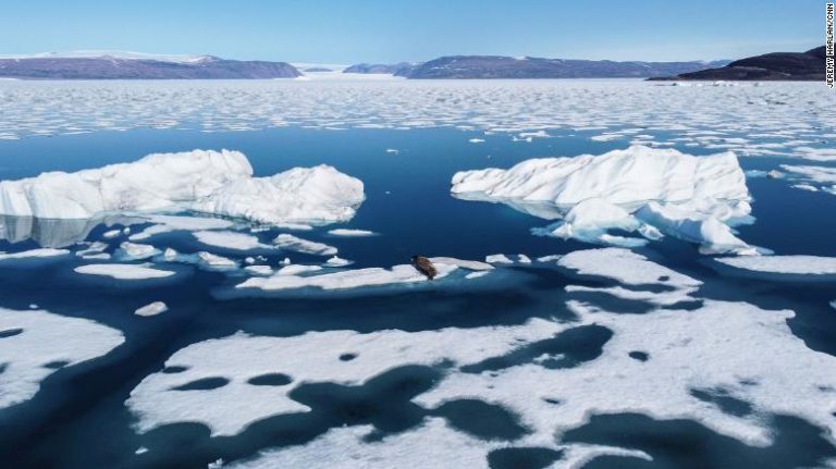Γροιλανδία: Η ποσότητα πάγου που έλιωσε σε δύο μέρες θα μπορούσε να καλύψει 7,2 εκατομμύρια πισίνες ολυμπιακών διαστάσεων