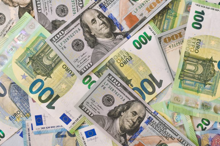 Ισοτιμία ευρώ – δολαρίου: Κάτω από 1,02 για πρώτη φορά από το 2002 ― Σε νέο χαμηλό ιστορικό