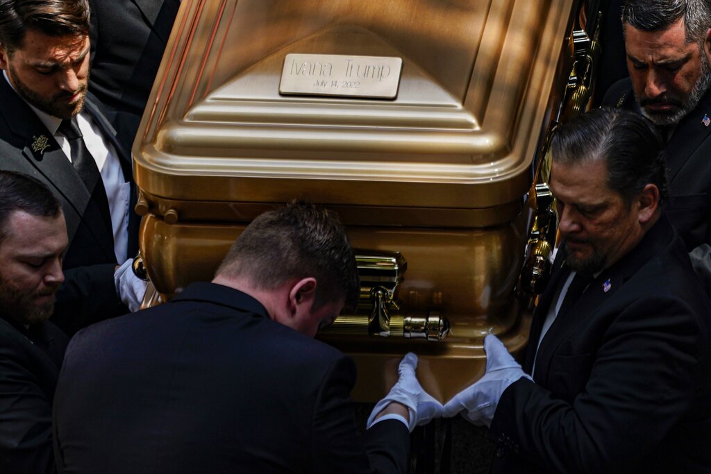 Ιβάνα Τραμπ: Στη Νέα Υόρκη τελέστηκε η κηδεία της