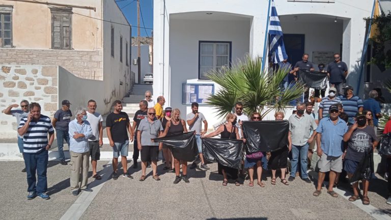 Μαύρες σημαίες στην Κάσο για την ακύρωση του πρώτου δρομολογίου του πλοίου OLYMPUS