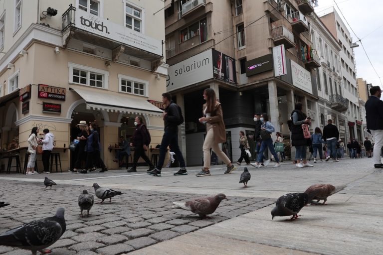 Ξεκίνησαν οι ενδιάμεσες εκπτώσεις στα εμπορικά καταστήματα