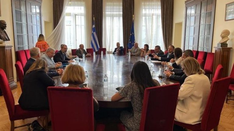 Συνάντηση της ηγεσίας της Παγκόσμιας Διακοινοβουλευτικής Ένωσης Ελληνισμού με τον Ανδρέα Κατσανιώτη
