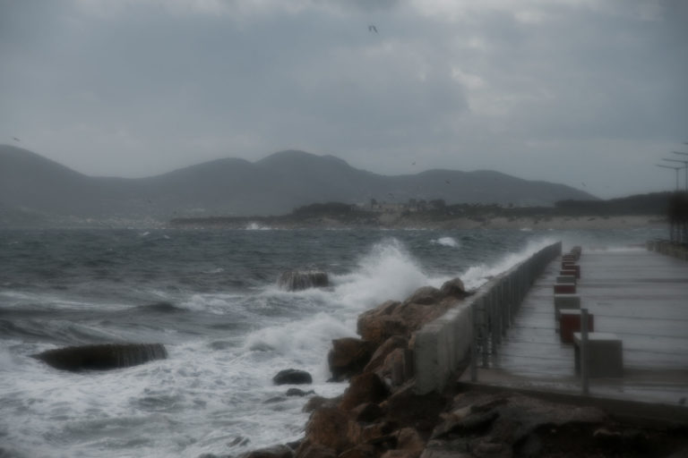Αδυναμία προσέγγισης πλοίου στο λιμάνι των Αντικυθήρων