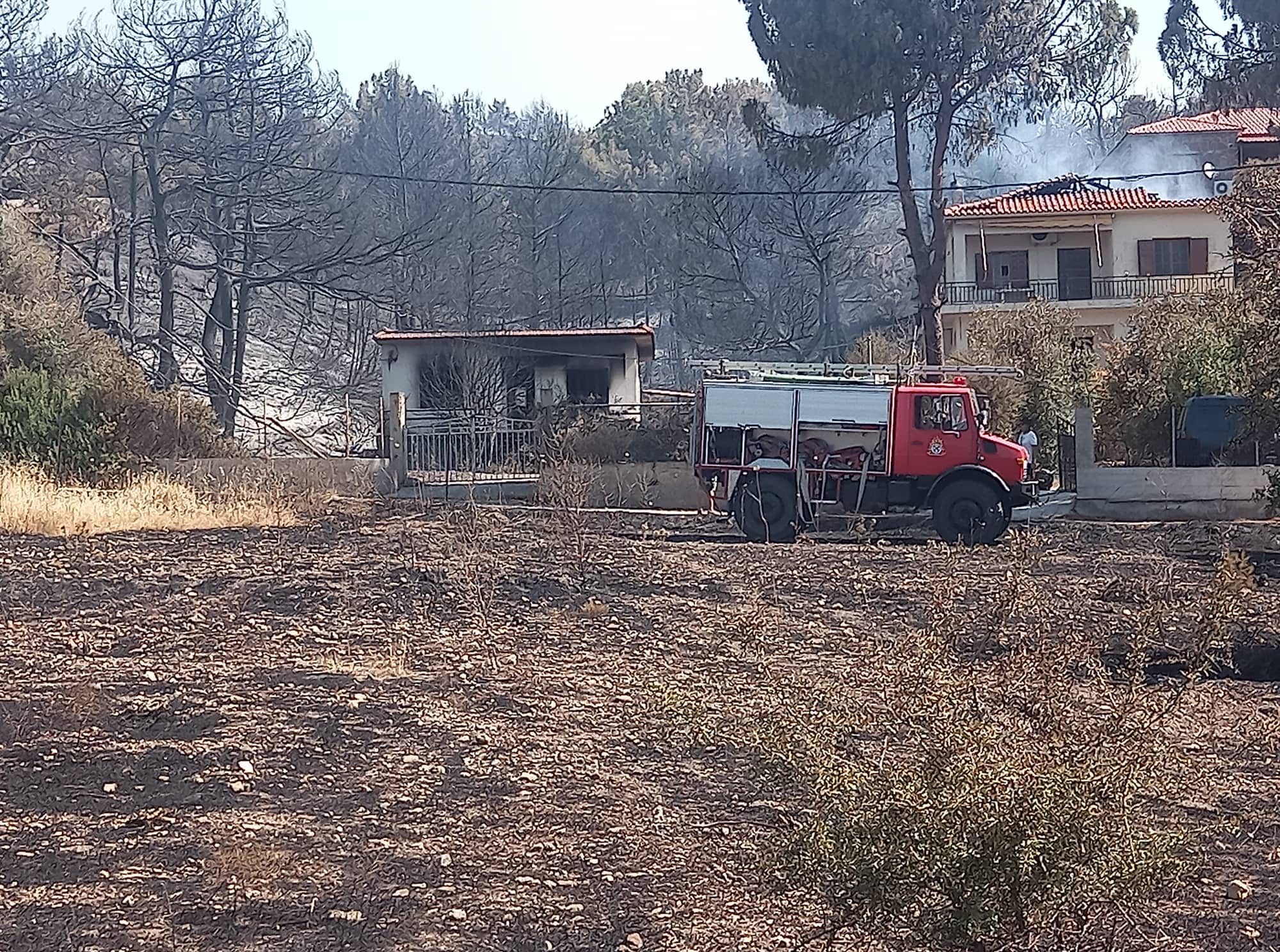Λέσβος: Υπό έλεγχο σε μικρό μέτωπο η πυρκαγιά – Επιστρέφουν κάτοικοι και τουρίστες στα Βατερά