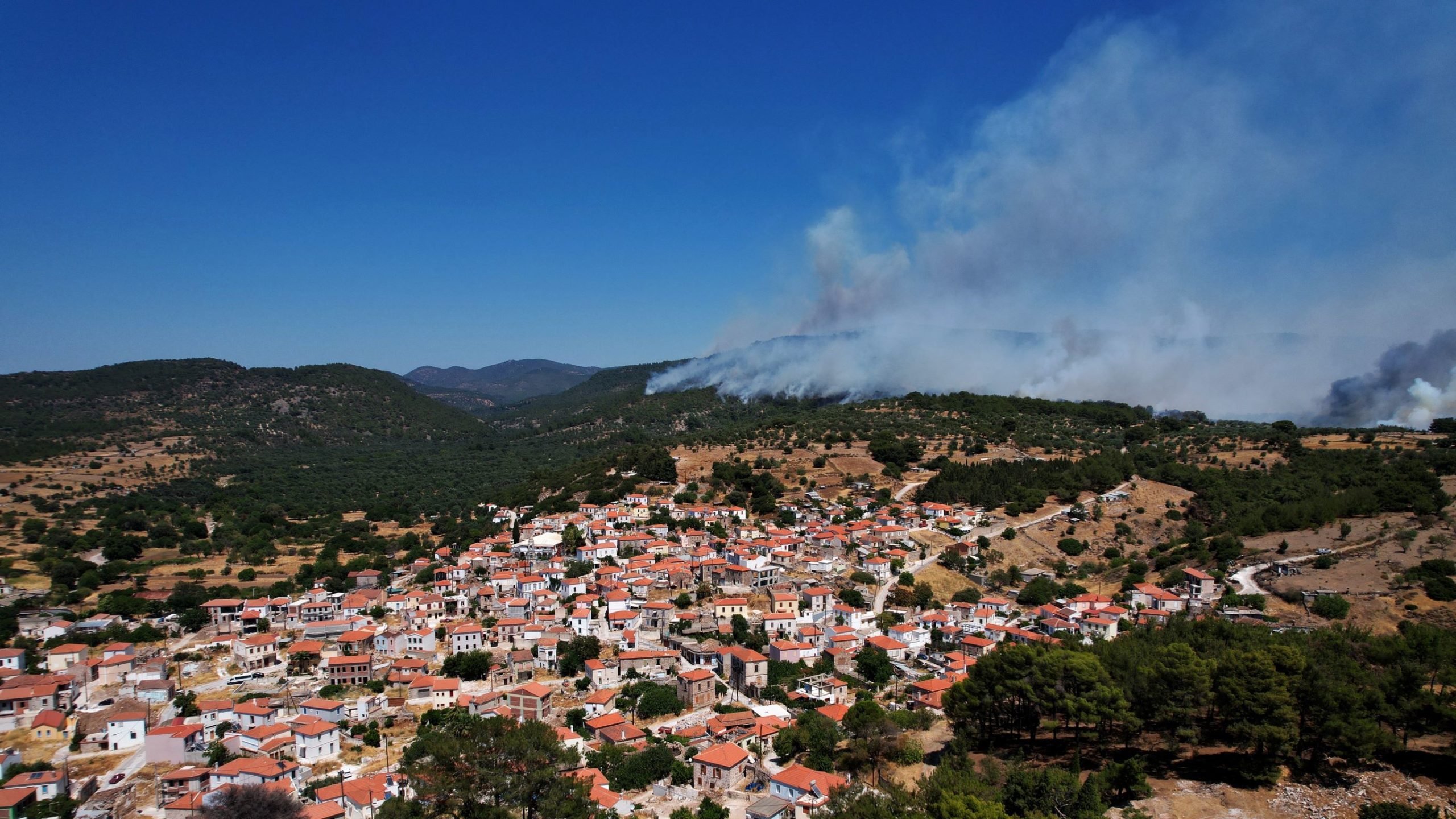 Μάχη με τις αναζωπυρώσεις στην Λέσβο – Δύο τα μέτωπα (video)