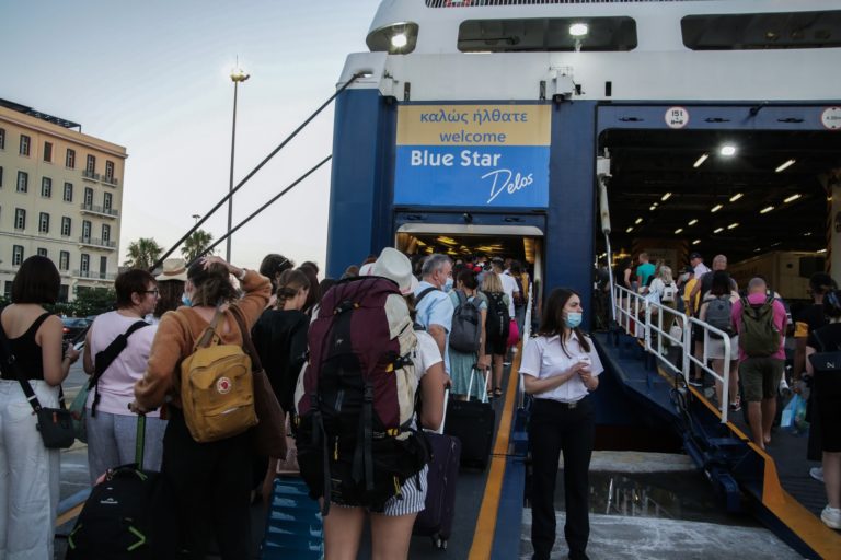 Φεύγουν οι αδειούχοι του Αυγούστου: Κίνηση σε λιμάνια και ΚΤΕΛ – Από το μεσημέρι κορυφώνεται το κύμα εξόδου