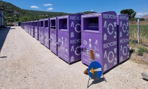 Ιωάννινα: Τοποθετούνται μωβ κάδοι για ανακύκλωση ρούχων και υποδημάτων