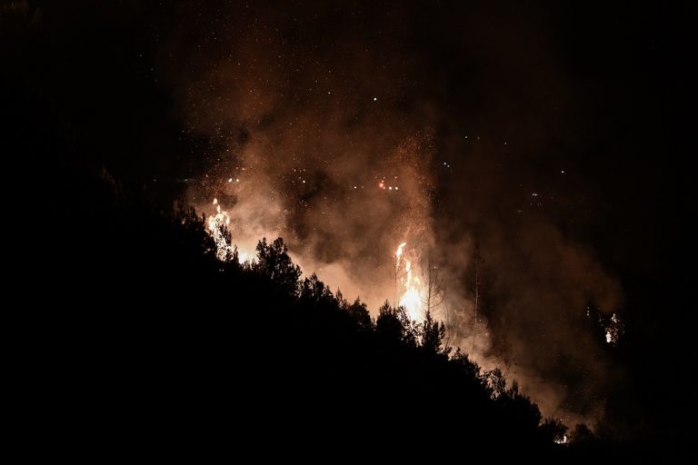 Δύσκολη νύχτα με τις φλόγες στο Ρέθυμνο: Εκκενώνονται Μέλαμπες, Σαχτούρια και Κρύα Βρύση – Τραυματίστηκε πυροσβέστης