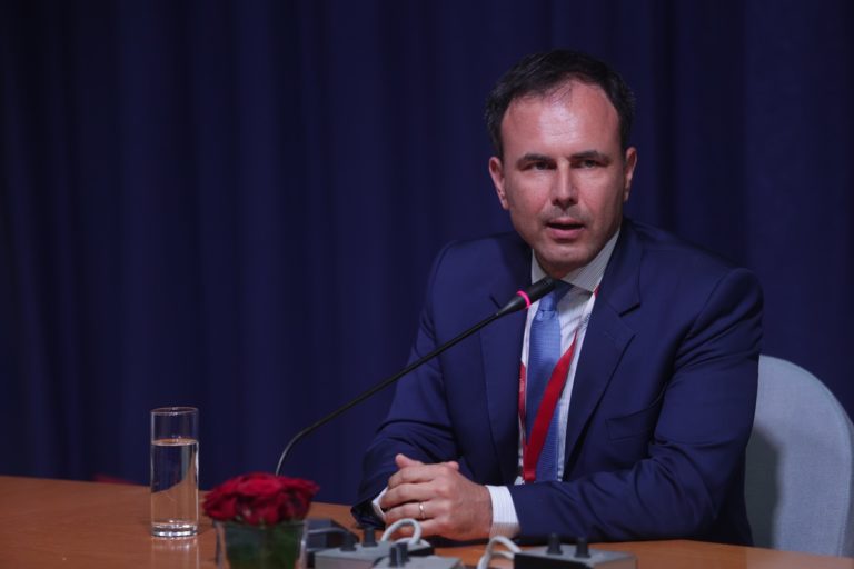 Α. Πατέλης στο Πρώτο: Να καταφέρουμε να περάσουμε καλύτερα από άλλους την παγκόσμια φουρτούνα – Fake news της αντιπολίτευσης περί ελλιπούς στήριξης (audio)