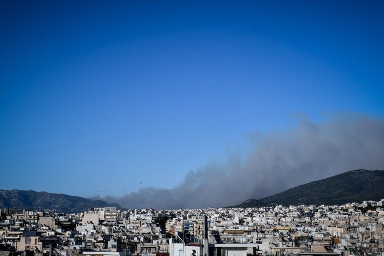 Φωτιά στην Πεντέλη: Εκκενώνεται η Ανθούσα προς Γέρακα – Νέο μήνυμα του 112