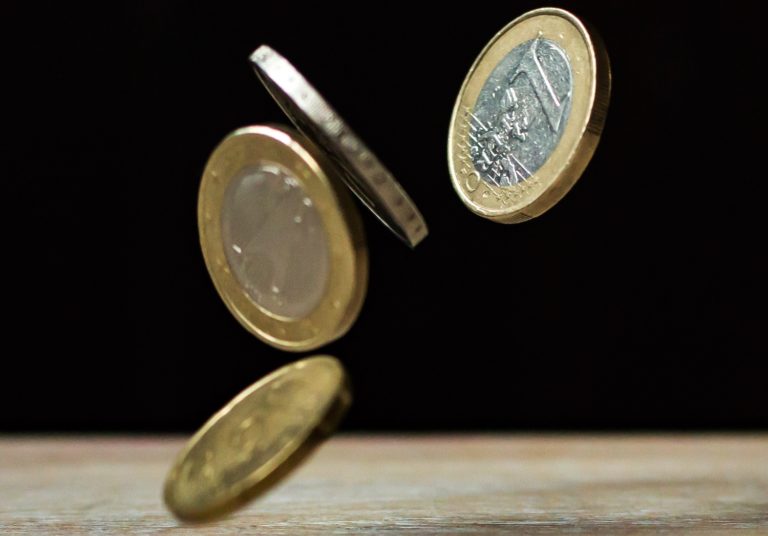 H κατηφόρα του ευρώ και oι ακροβασίες της ΕΚΤ