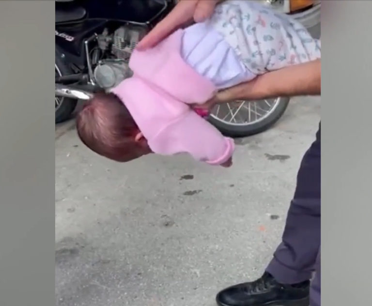 Βραζιλία: Αστυνομικός σώζει νεογέννητο από βέβαιο πνιγμό εφαρμόζοντας την τεχνική χάιμλιχ (video)