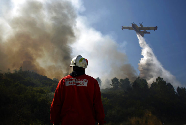 Σε πύρινο κλοιό η Πορτογαλία εν αναμονή καύσωνα – Έλληνας γιατρός περιγράφει την κατάσταση στη Λισαβόνα (video)