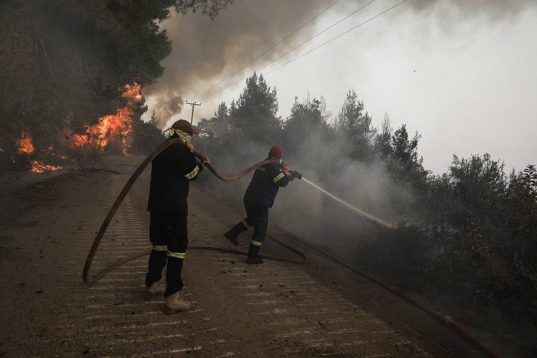 Πυρκαγιά στον Νέο Ερινεό Αιγιάλειας – Επιχειρεί ένα ελικόπτερο