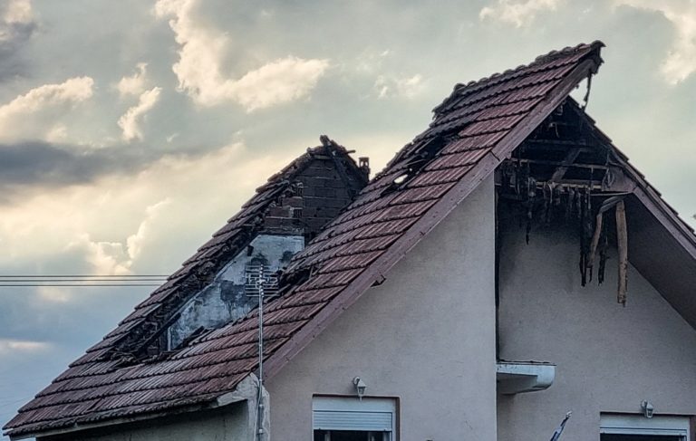 Κεραυνός χτύπησε στέγη σπιτιού τους οδό Καρδίτσης στη Λάρισα,