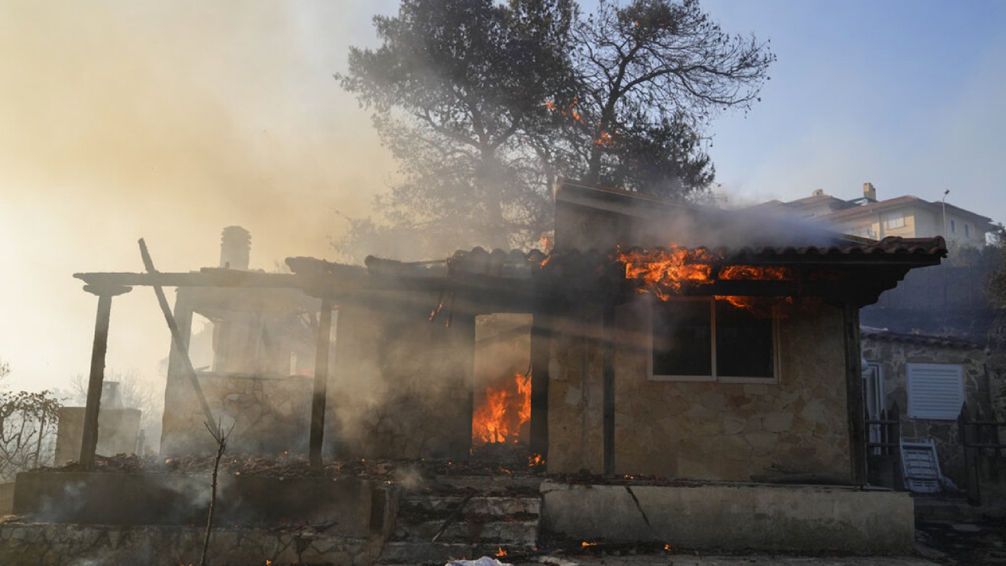Ξενοδόχοι Αττικής: Δίπλα στους πολίτες που επλήγησαν από τη φωτιά στην Πεντέλη