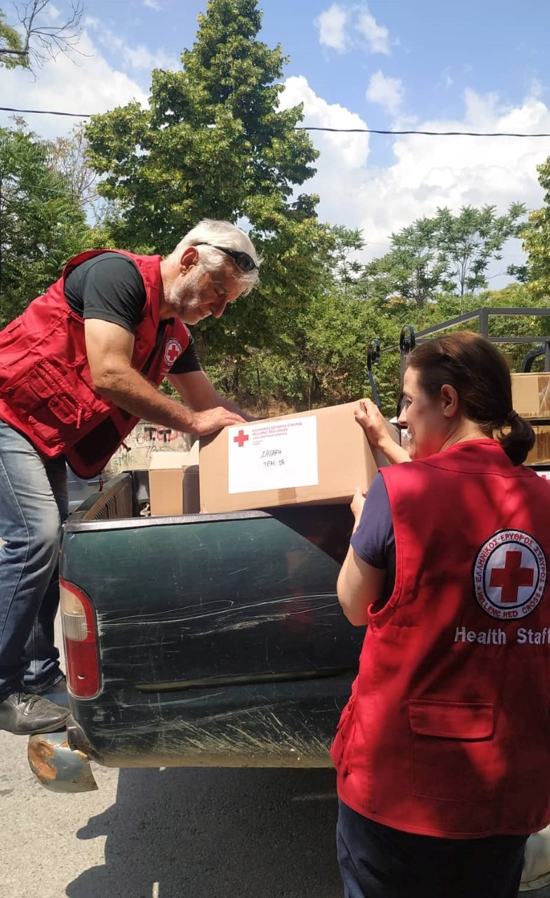 Φλώρινα: Διανομή δεμάτων αγάπης από τον Ερυθρό Σταυρό σε ευάλωτες οικογένειες