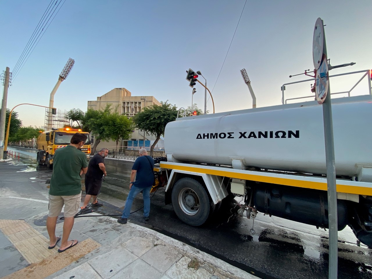 Νέο υδροφόρο όχημα υψηλής πίεσης στον Δήμο Χανίων – Ξεκινούν εργασίες καθαρισμού σε κεντρικές οδούς της πόλης