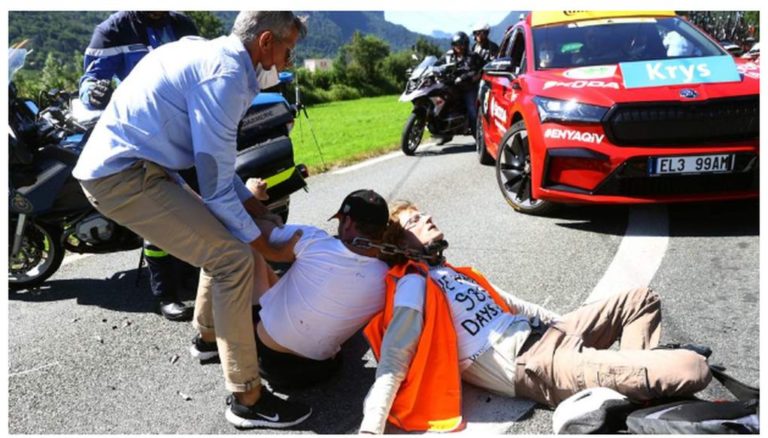 Ακτιβιστές διέκοψαν το Tour de France προκαλώντας αναστάτωση στους ποδηλάτες