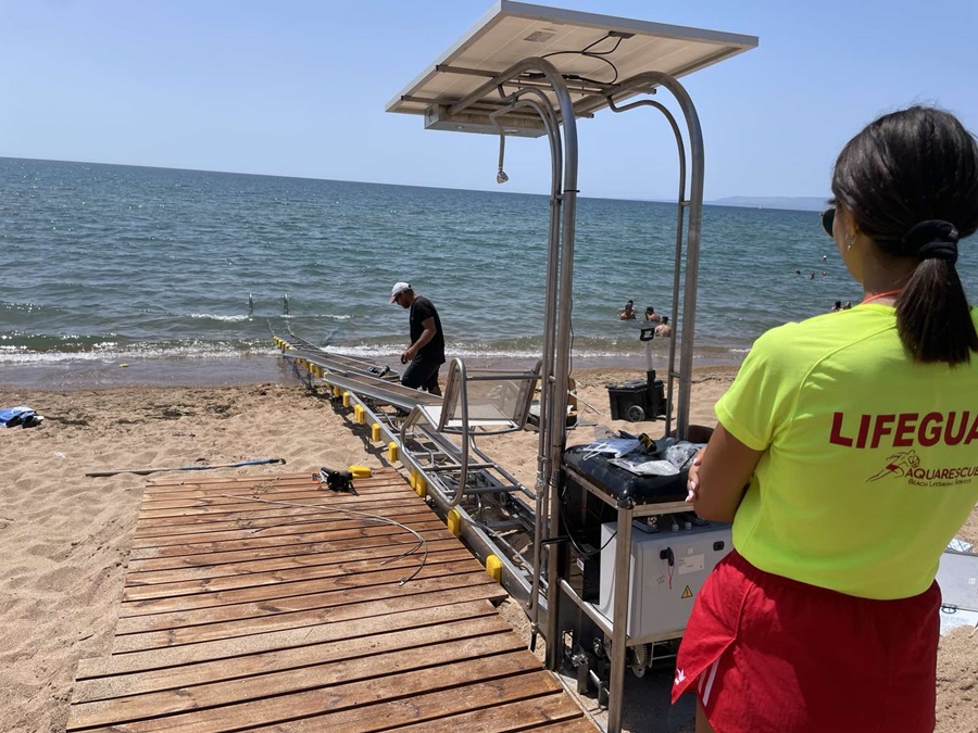 Μεσσήνη: Προσβάσιμη σε ΑμεΑ η παραλία της Μπούκας – Τοποθετήθηκε μηχάνημα Seatrack
