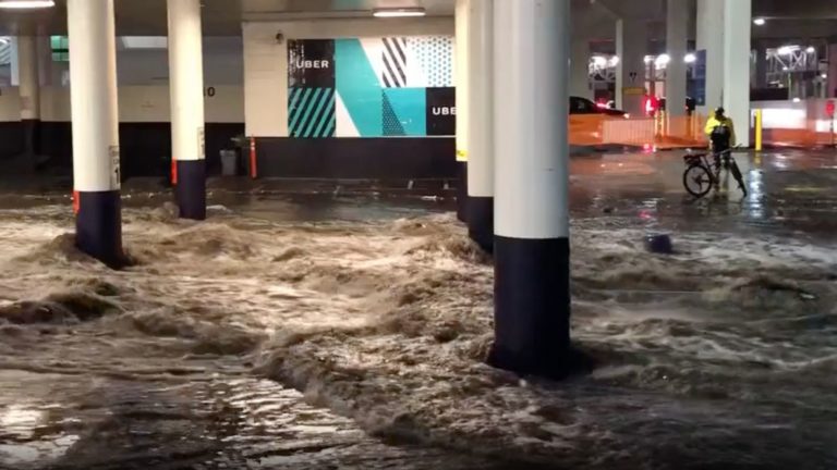 ΗΠΑ – Λας Βέγκας: Σφοδρές πλημμύρες ― Καταστροφές σε καζίνο, πάρκινγκ, αεροδρόμια (φωτογραφίες – βίντεο)