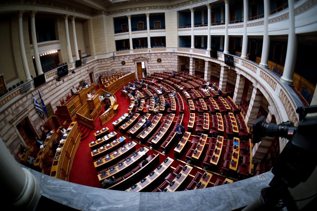 Πολιτική «θύελλα» για τις παρακολουθήσεις – Την Παρασκευή η «μάχη» των πολιτικών αρχηγών στη Βουλή