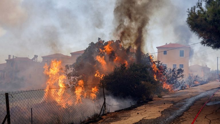Λέσβος: Σε δύο μέτωπα η πυρκαγιά – Εντολή προληπτικής εκκένωσης για Βρίσα και Σταυρό (video)