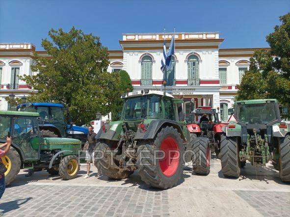 Σέρρες: Αγρότες με τα τρακτέρ στους δρόμους σε μια συμβολική διαμαρτυρία