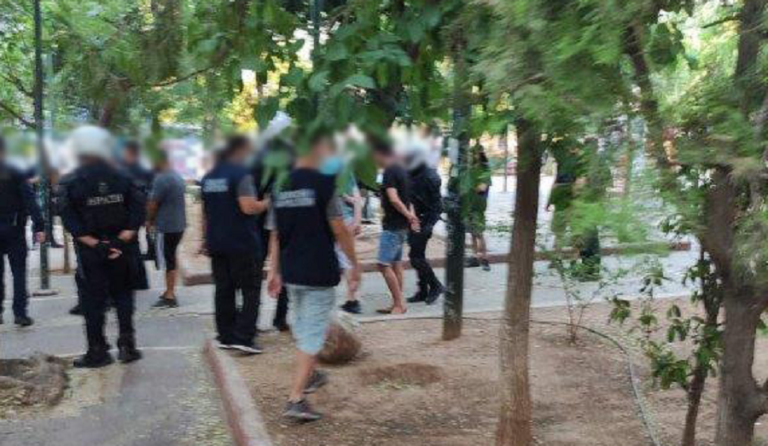 Εξάρχεια: Συλλήψεις και προσαγωγές για διακίνηση ναρκωτικών (εικόνες)