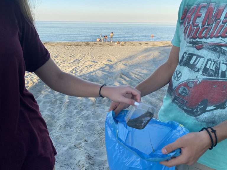 Εθελοντές καθάρισαν την παραλία Μεσαγγάλων στον Δήμο Τεμπών