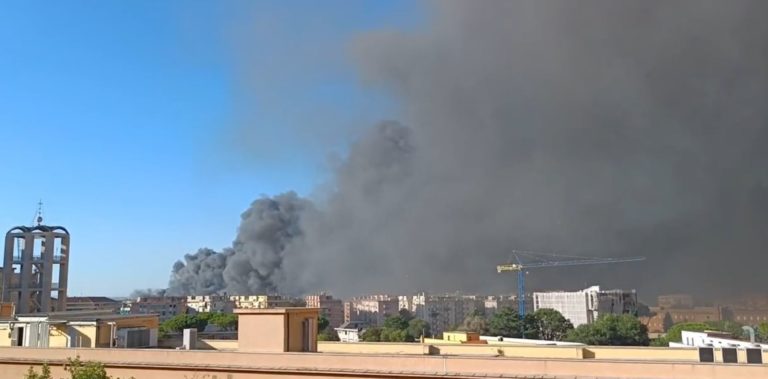 Ιταλία: Μεγάλη πυρκαγιά στη Ρώμη – Υπό έλεγχο ύστερα από πολλές ώρες