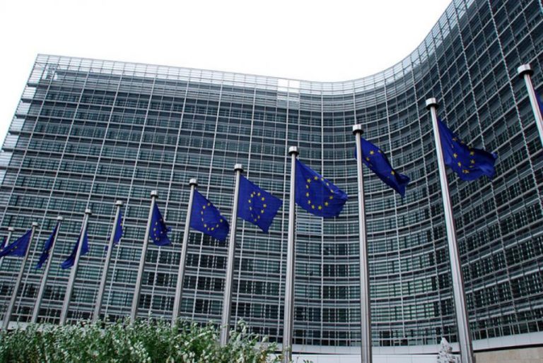 Κομισιόν: Προτείνει τη δημιουργία κοινών προτύπων δεοντολογίας για όλα τα θεσμικά όργανα της ΕΕ