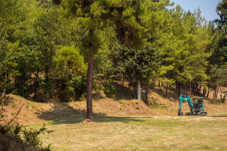 Τρίκαλα: Εργασίες πυροπροστασίας στο άλσος του Προφήτη Ηλία
