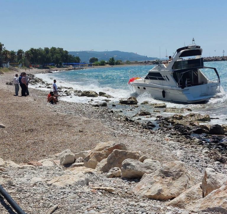 Ρόδος: Σκάφος με παράτυπους μετανάστες προσάραξε στην παραλία των Φανών