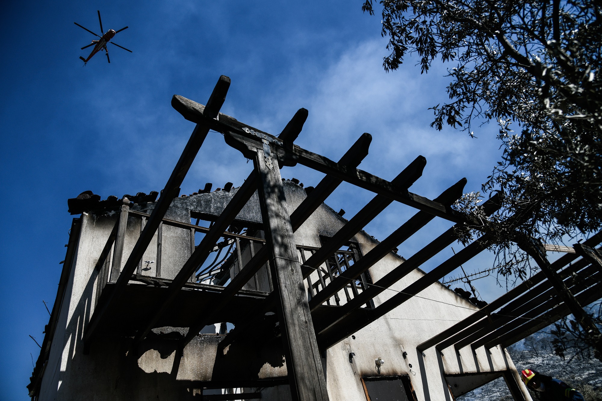 Φωτιά στο Πόρτο Γερμενό: Μάχες σε πολλά μέτωπα – Βελτιωμένη η εικόνα