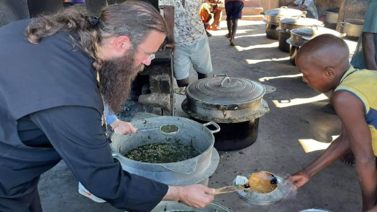 Επίσκοπος Τολιάρας και Ν. Μαδαγασκάρης Πρόδρομος: Προτιμώ να κάνω σχολεία παρά ναούς.