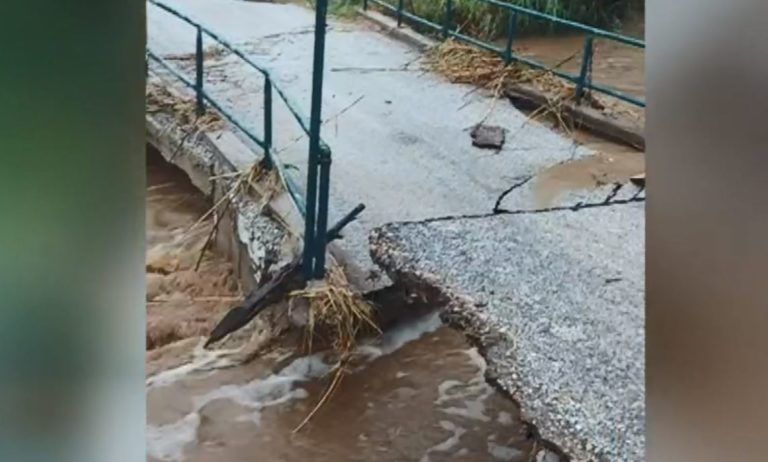 Κατέρρευσαν τέσσερις γέφυρες από την κακοκαιρία στην Σκύρο – Τι λέει ο δήμαρχος για το οδικό δίκτυο που έχει υποστεί ζημιές (video)
