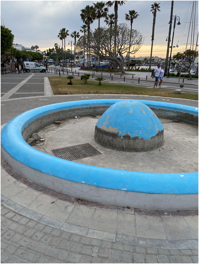 Κως: Ένα σιντριβάνι – εστία μόλυνσης “κοσμεί” το κέντρο του λιμανιού