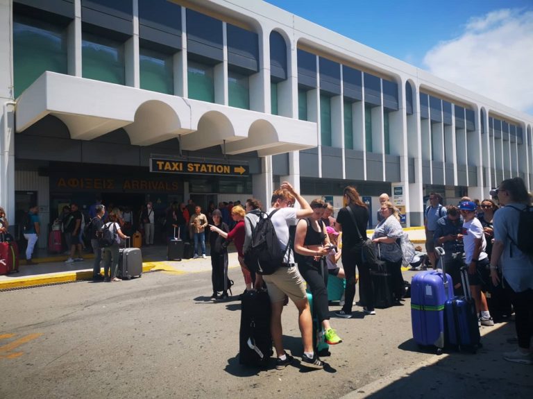 Η Κρήτη οδηγεί την “κούρσα” του τουρισμού παρά τις ακυρώσεις που φέρνει το “χάος” σε ευρωπαϊκά αεροδρόμια