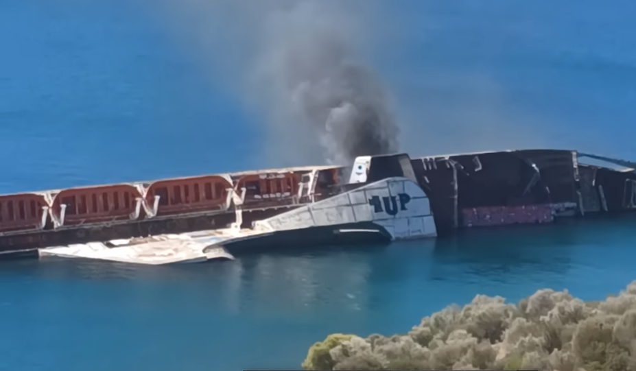 Φωτιά σε ναυαγισμένο πλοίο στην Ελευσίνα – Δείτε video