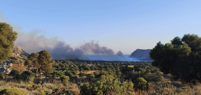 Σε εξέλιξη πυρκαγιά στην Έριστο της Τήλου