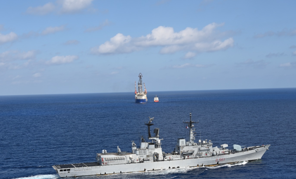Iταλικό πολεμικό πλοίο κοντά στο γεωτρύπανο της ΕΝΙ στο οικόπεδο 6 της κυπριακής ΑΟΖ