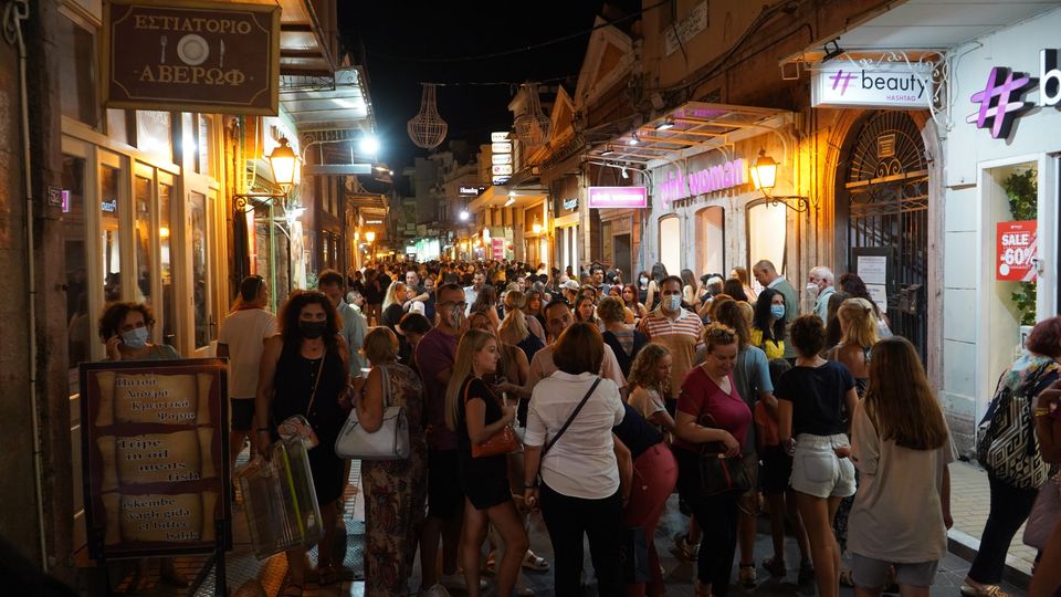 Κοσμοσυρροή στην αγορά Μυτιλήνης για τη Λευκή Νύχτα (βίντεο)