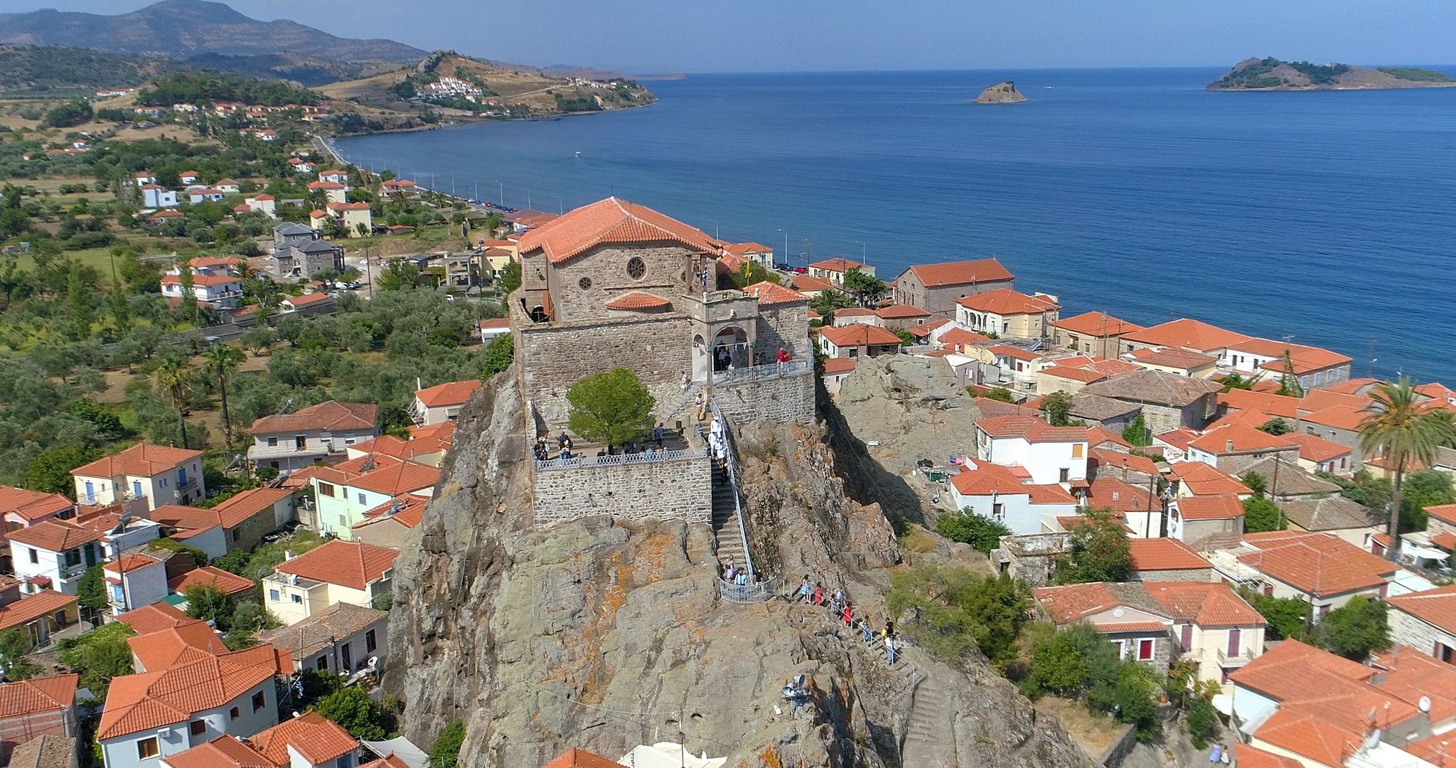 Λαμπρός εορτασμός της Παναγίας στην Πέτρα της Λέσβου (βίντεο)