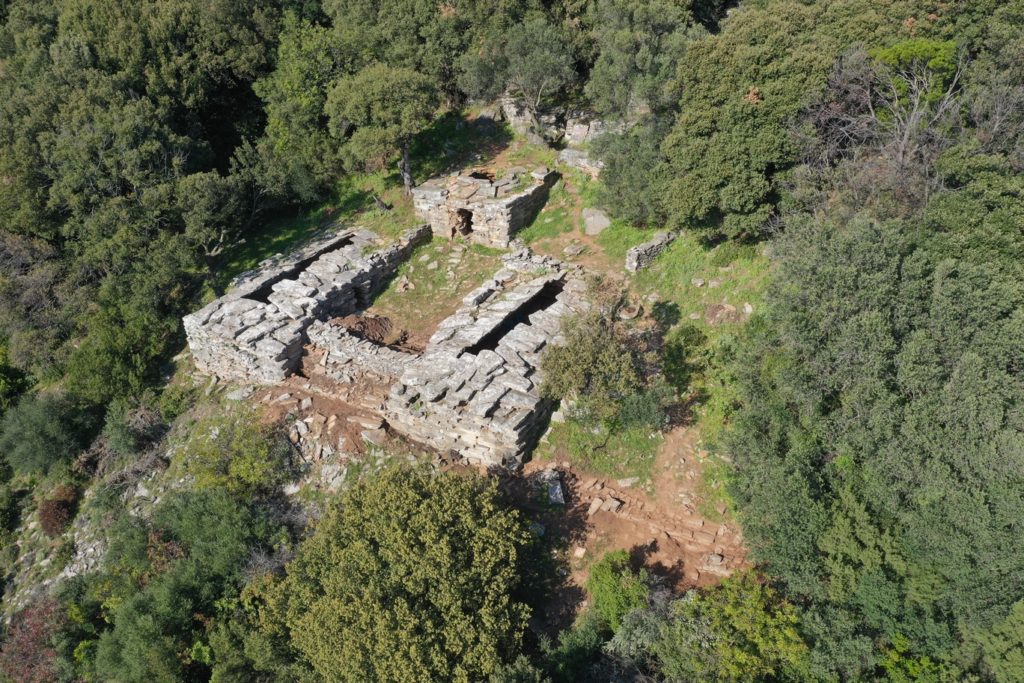 Αρχαιολογική έρευνα δίνει νέα στοιχεία για τα αινιγματικά δρακόσπιτα της Εύβοιας
