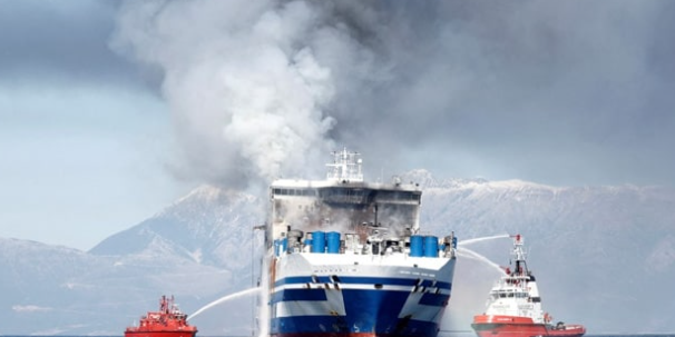 Σουηδία: Yπό έλεγχο φωτιά σε οχηματαγωγό με 300 ανθρώπους – Άρχισε η εκκένωση του πλοίου
