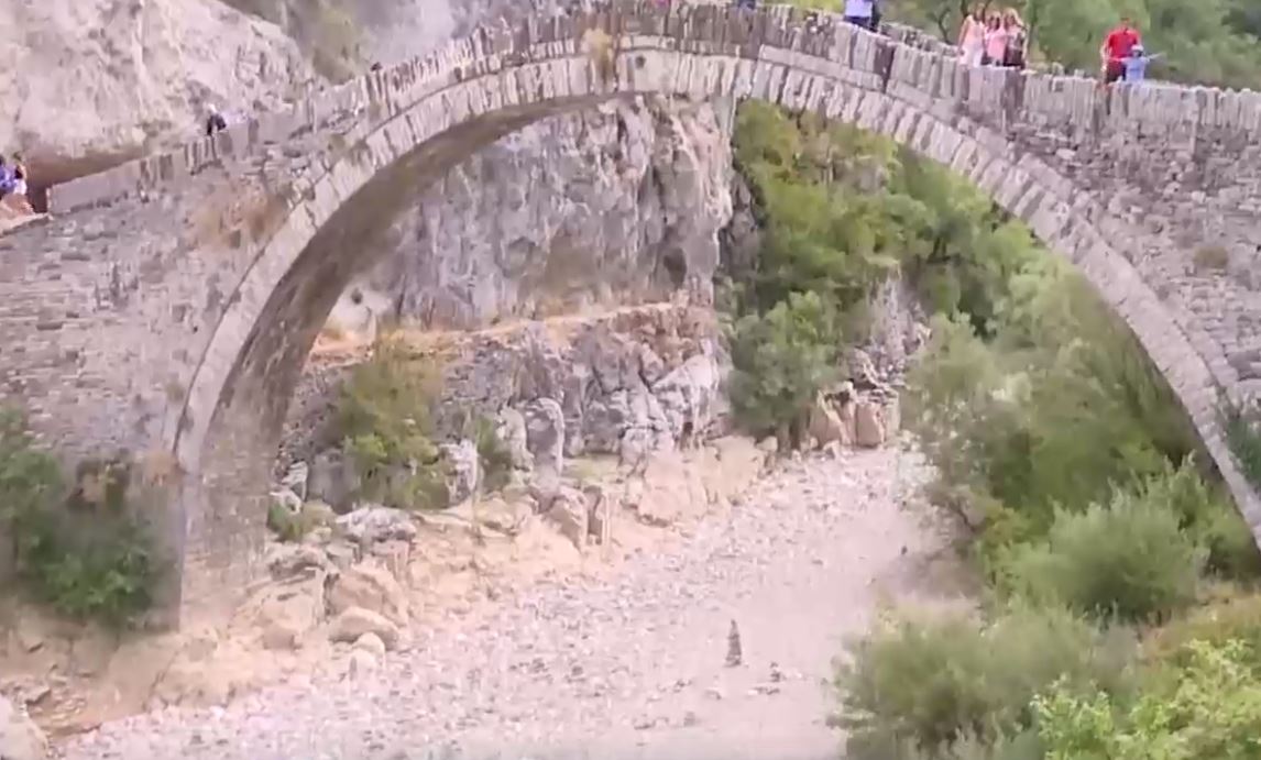 “Στέγνωσαν” τα ποτάμια στα ιστορικά γεφύρια στο Ζαγόρι (video)