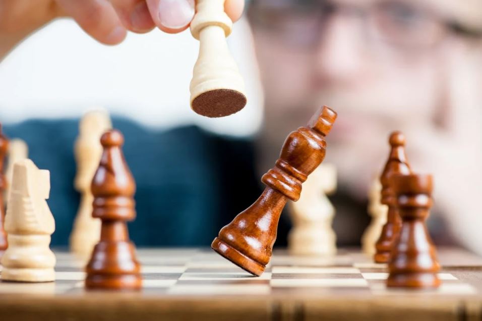 Σκάκι: H αφρόκρεμα των γκραν μετρ διαγωνίζεται στο 49ο Πρωτάθλημα – Δείτε τον Έλληνα σκακιστή που παίζει με κλειστά μάτια (video)